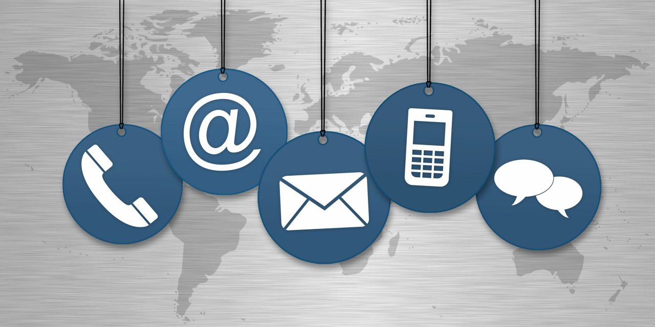 Photo de professionnels dentaires souriants et collaboratifs